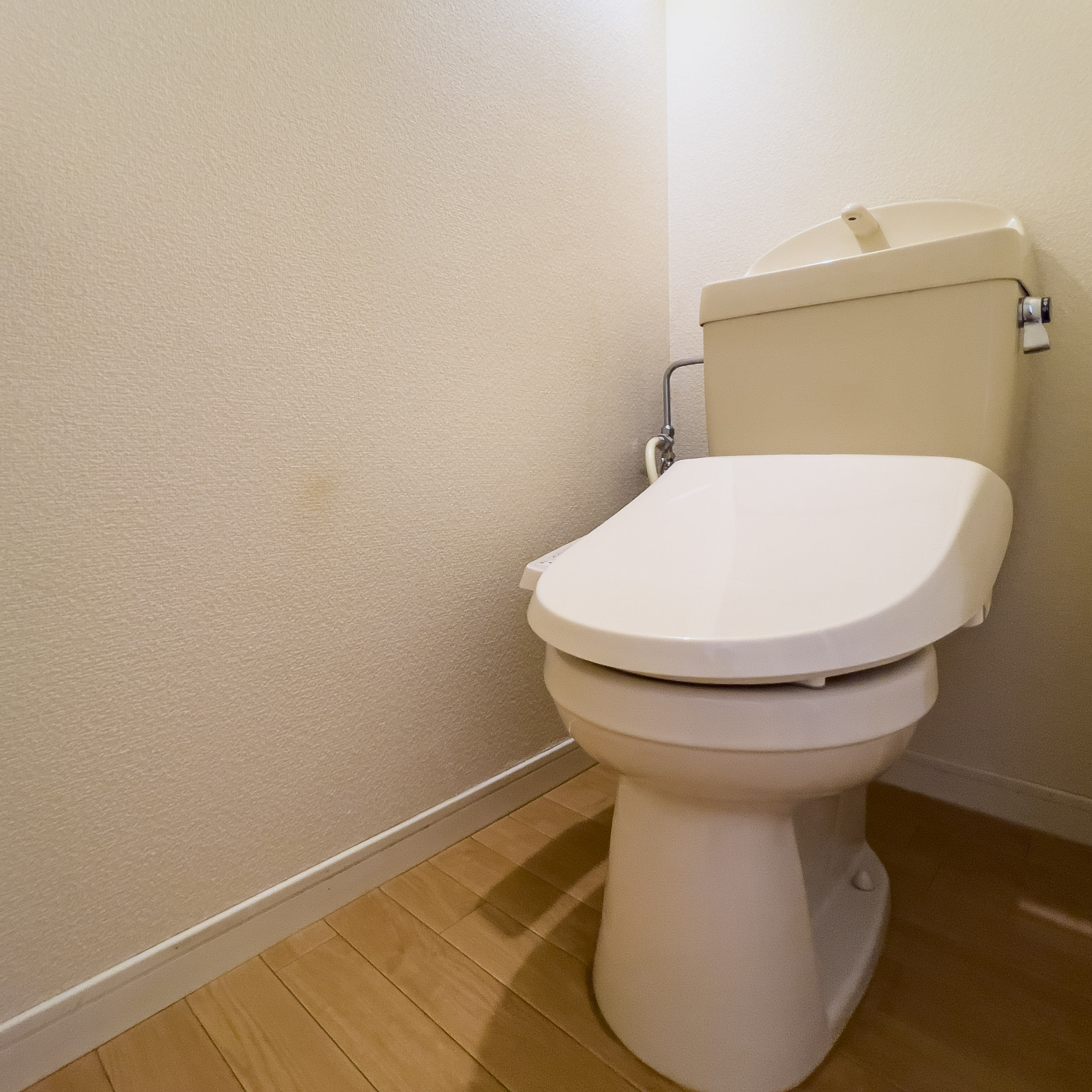 トイレ　同タイプ画像。温水洗浄便座を備えてます♪