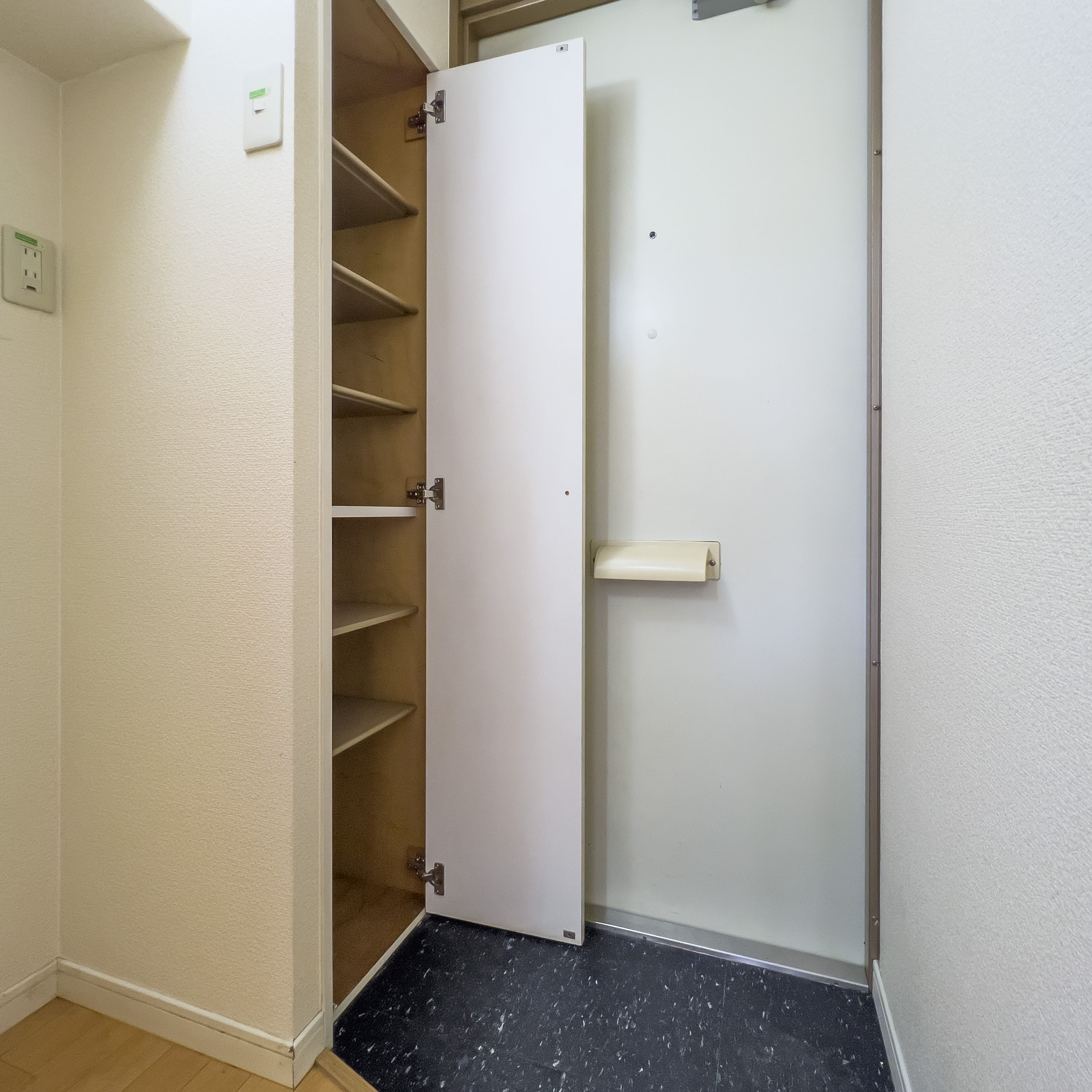 玄関　同タイプ画像。シューズボックスあります♪