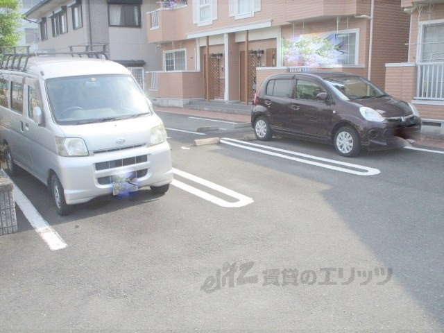 【南丹市園部町横田のアパートの駐車場】