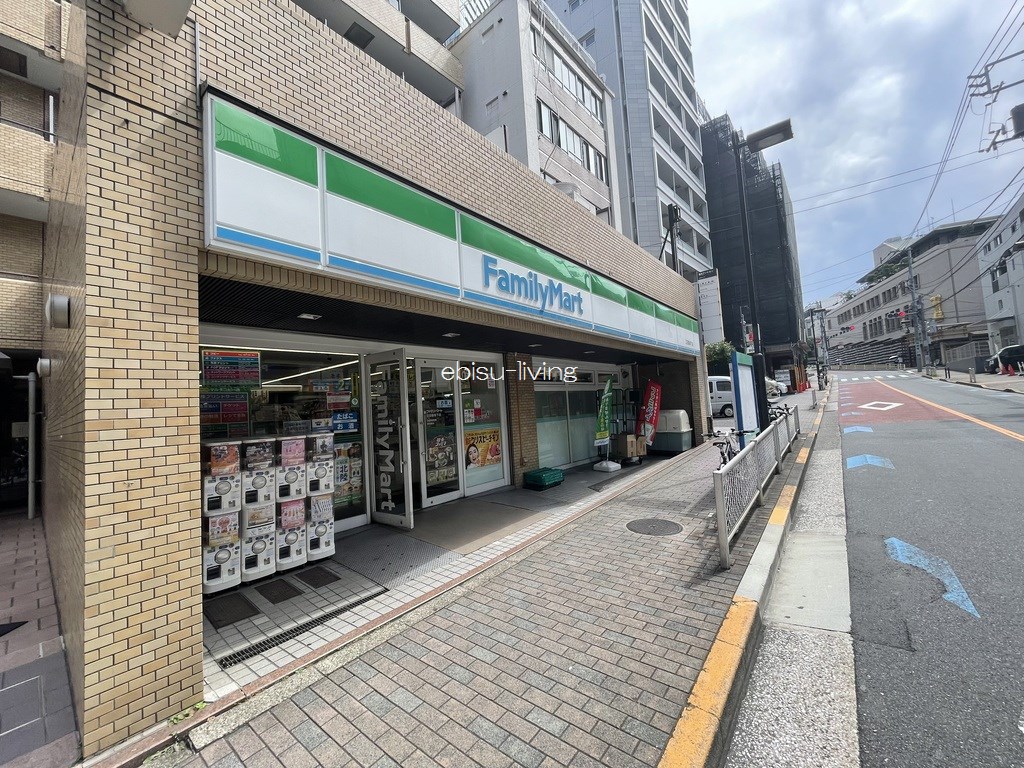 コンビニ　ファミリーマート三田聖坂下店（コンビニ）まで429m