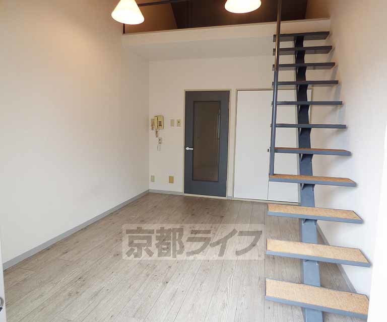 居室・リビング　ロフトつきのお洒落なお部屋