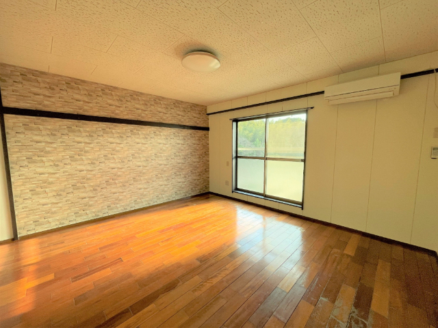 居室・リビング　写真は同タイプ・別号室です。