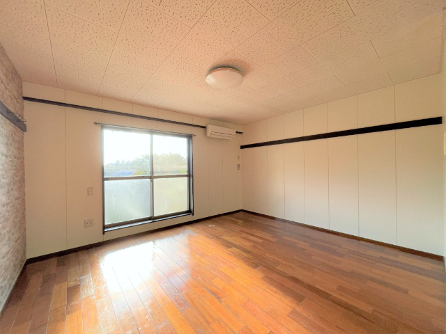 居室・リビング　写真は同タイプ・別号室です。