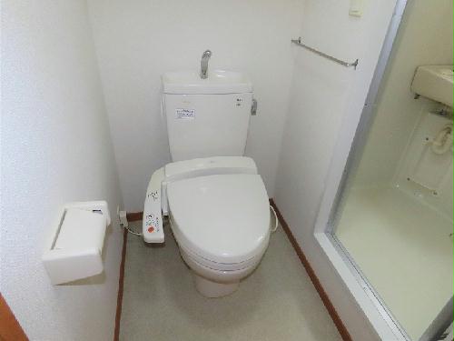 トイレ　トイレ内にお風呂の入口扉があります