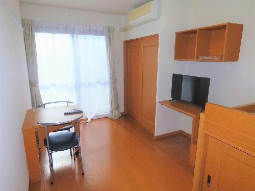 居室・リビング　カーテンやテーブル、テレビも備え付けです