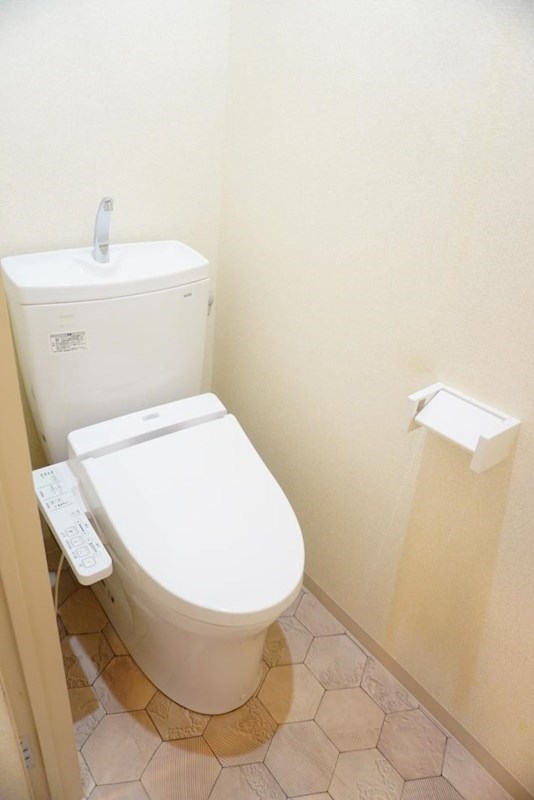 トイレ　トイレは快適な温水洗浄便座付き