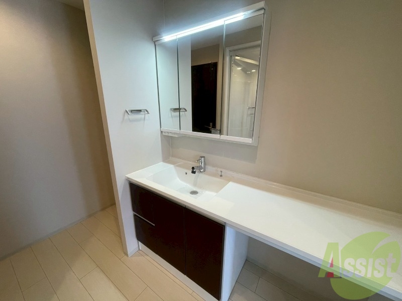 洗面設備　独立洗面台です。大きくてよいですね。シャンプーもできます！