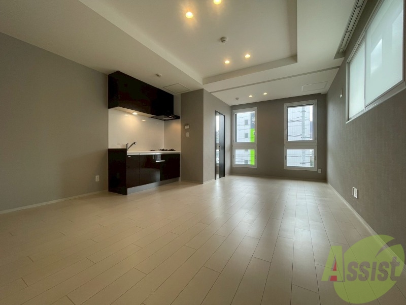 居室・リビング　フローリングや壁の色がお洒落な印象のリビングです。