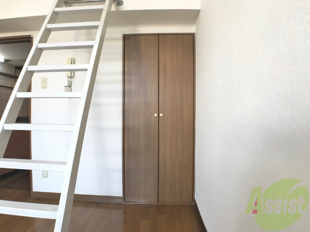 収納　洋室のクローゼットは一人暮らしにはちょうど良いサイズですね。