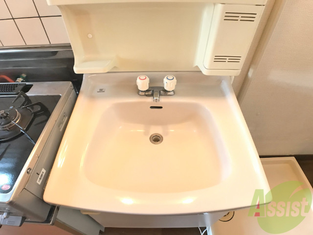 洗面設備　洗面台はシンプルなつくりで手入れがしやすそうですね。