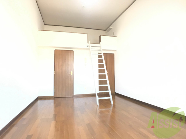 居室・リビング　８帖の洋室です。生活のメインとなる部屋ですね。