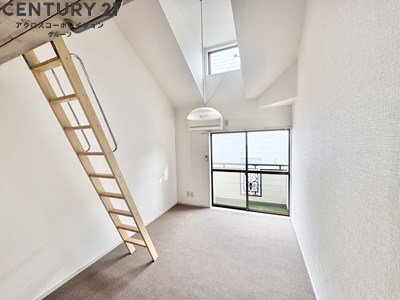 居室・リビング　広いロフト付きで、収納スペースとしても使えます。