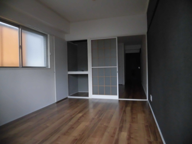 居室・リビング　同物件別室です。