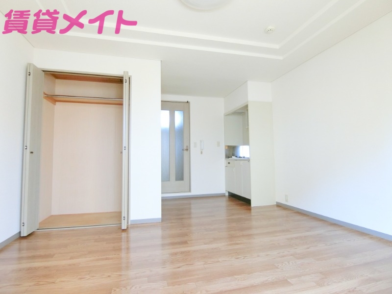 居室・リビング　同物件別室反転タイプ