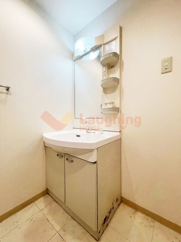 洗面設備　明るい洗面所です