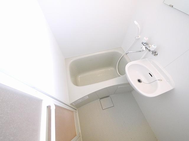 バス・シャワールーム　コンパクトで使いやすいお風呂です