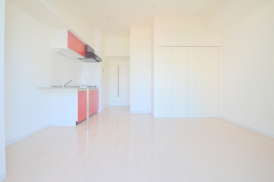 居室・リビング　ＬＤＫ１１．２帖・白を基調とした明るいお部屋です。