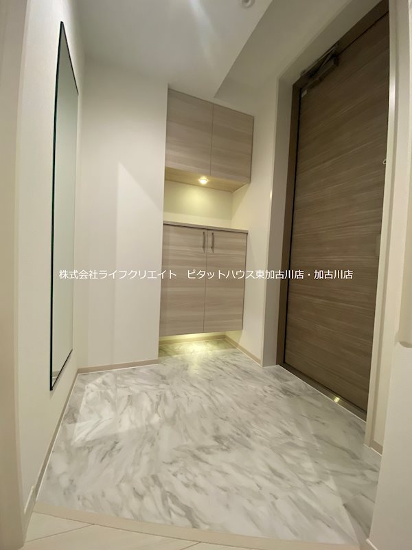 玄関　写真は201号室