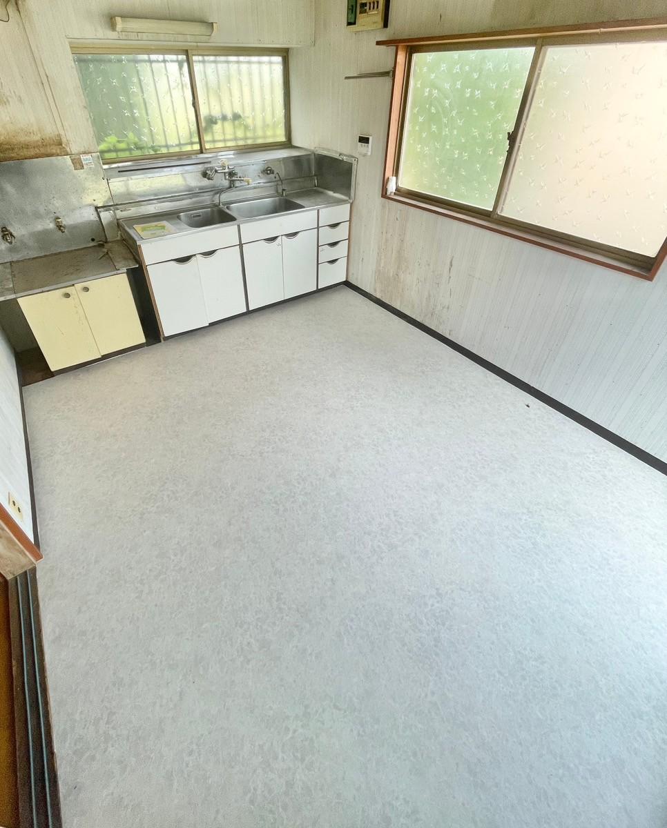 居室・リビング　新品に交換済みキッチンの床