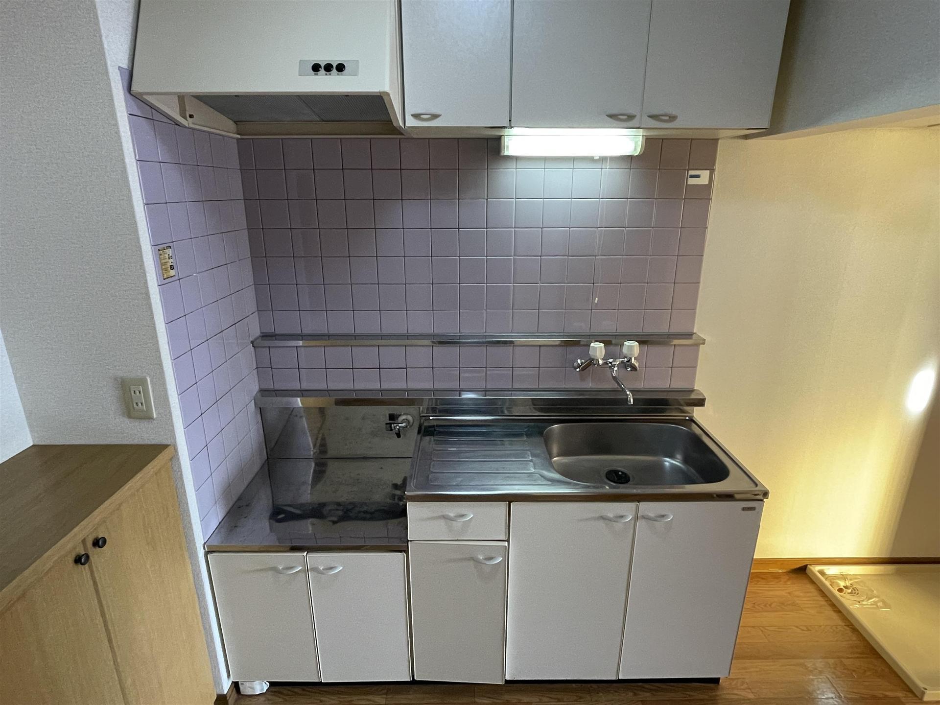 キッチン　タイルの壁なのでお掃除も簡単です