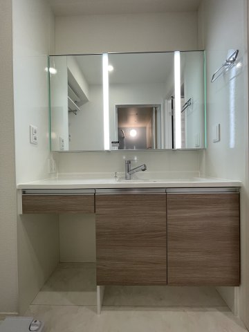 洗面設備　三面鏡化粧台