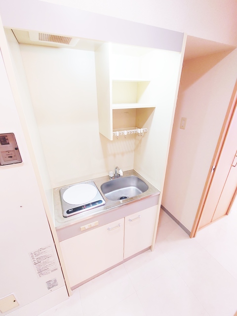 キッチン　ＩＨキッチン・横に冷蔵庫置き場