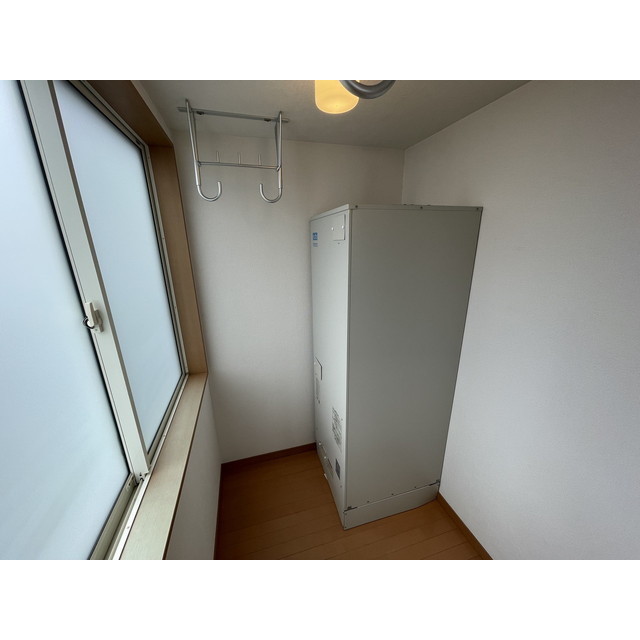 バルコニー　サンルーム　室内物干し金具　電気温水器