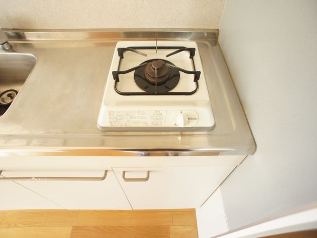 その他設備　システムキッチンでコンロが付いています。