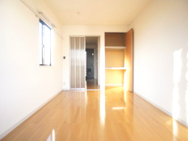 居室・リビング　日当たり良好！快適に過ごせるエアコンが付いています♪