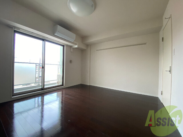 居室・リビング　８．８帖の洋室です。広々として、きれいですね。