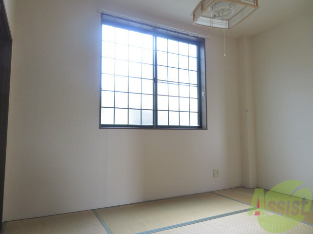 その他部屋・スペース　こちらは６帖の和室です。窓があり朝の目覚めが良さそう。