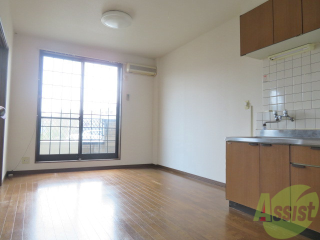 居室・リビング　リビングはこちらです。陽が入って明るい印象ですね。