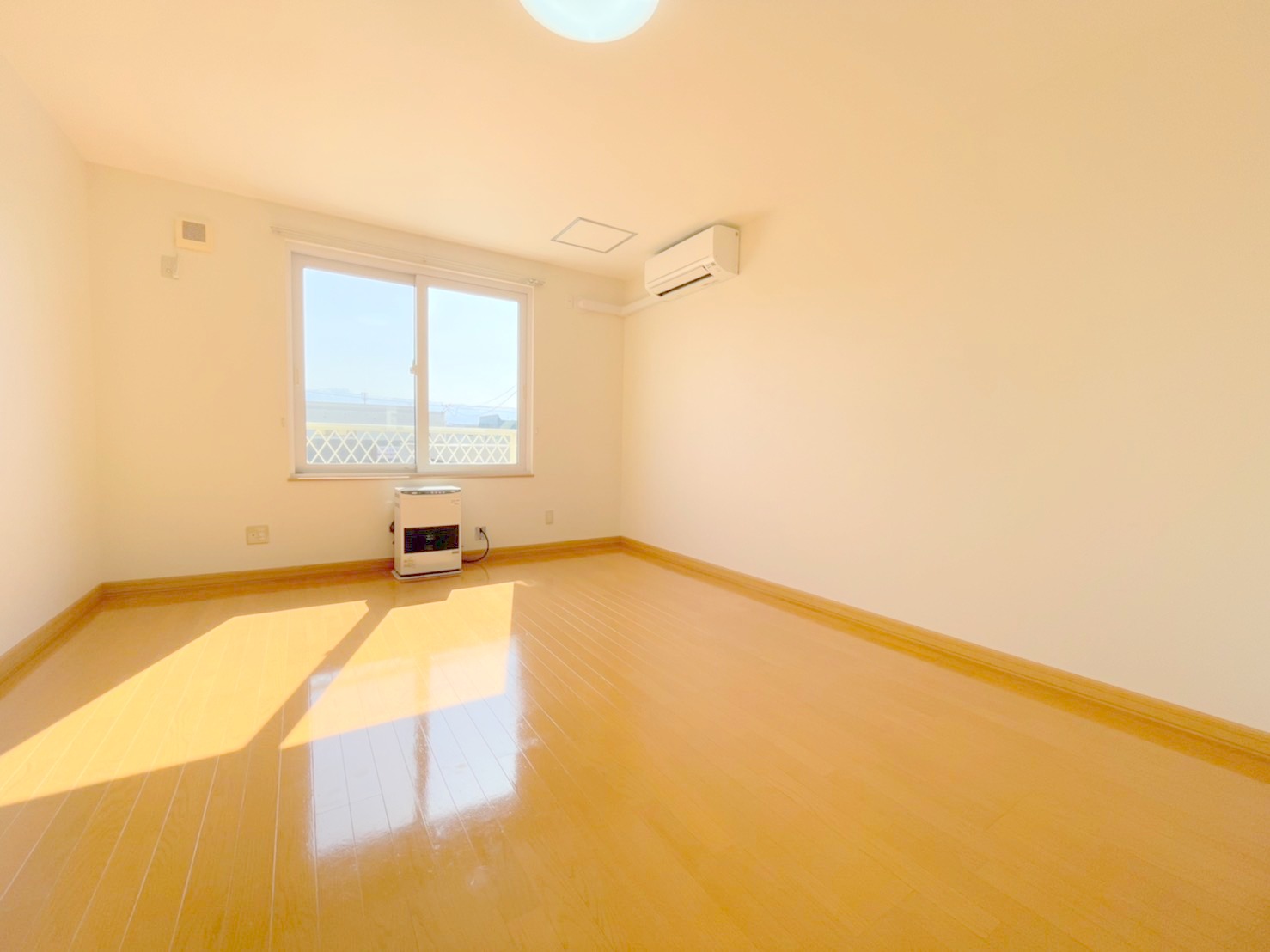 居室・リビング　明るい居間で気持ちまで明るくなりますね！