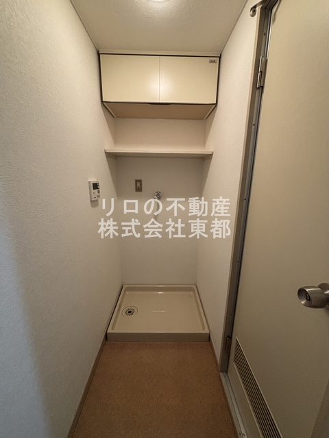 その他　洗濯機置場上部には収納棚が設置されているので便利ですね♪