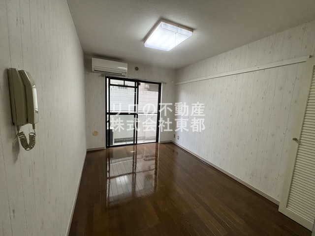 居室・リビング　室内は落ち着いた温もりを感じるフローリングです☆