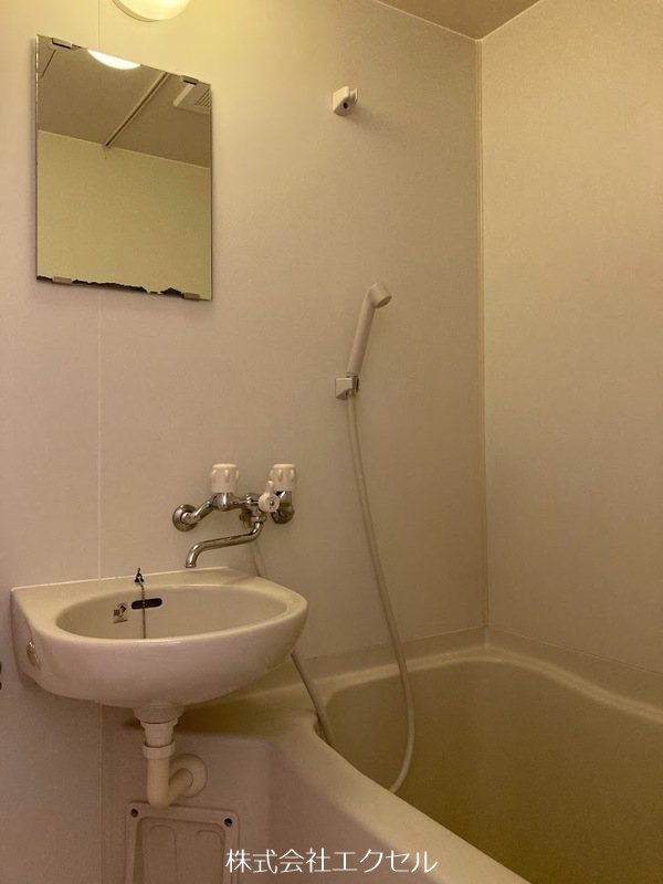バス・シャワールーム　鏡付き洗面器に清潔な浴槽です。