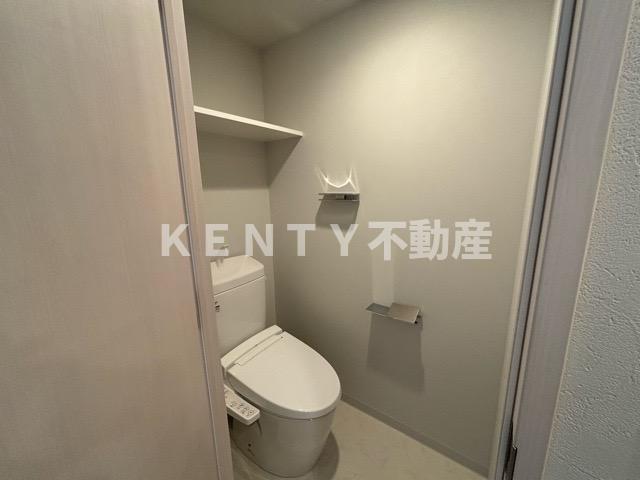 トイレ　落ち着いた色調のトイレです