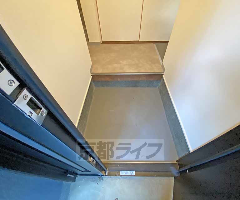 玄関　玄関です。隣に広い納戸があります。