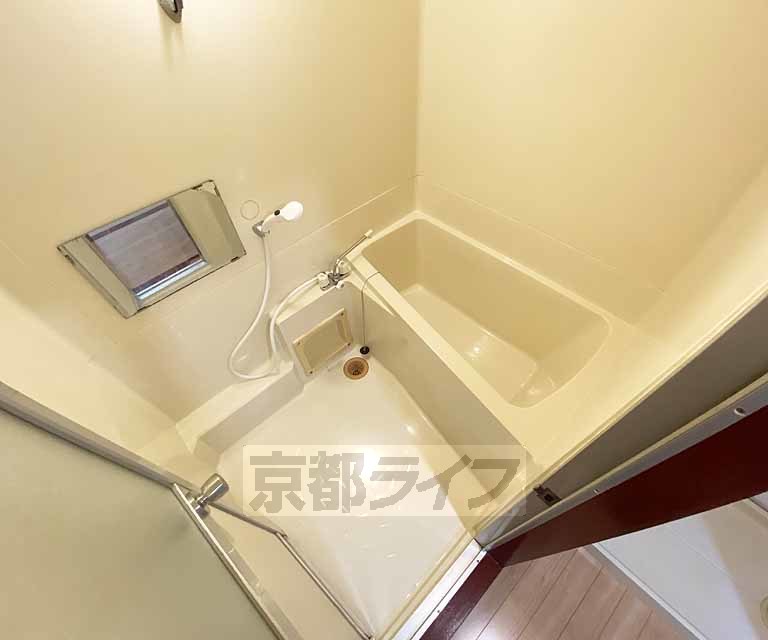 バス・シャワールーム　鏡の付いた便利なお風呂