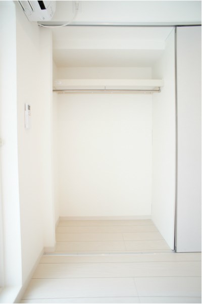 収納　仕切りがなく、丈の長い洋服も収納できます♪