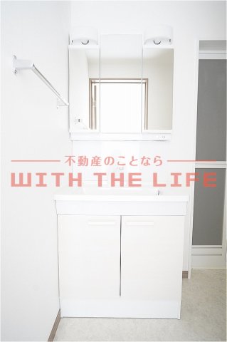 洗面設備　独立洗面台、朝の身支度には欠かせません