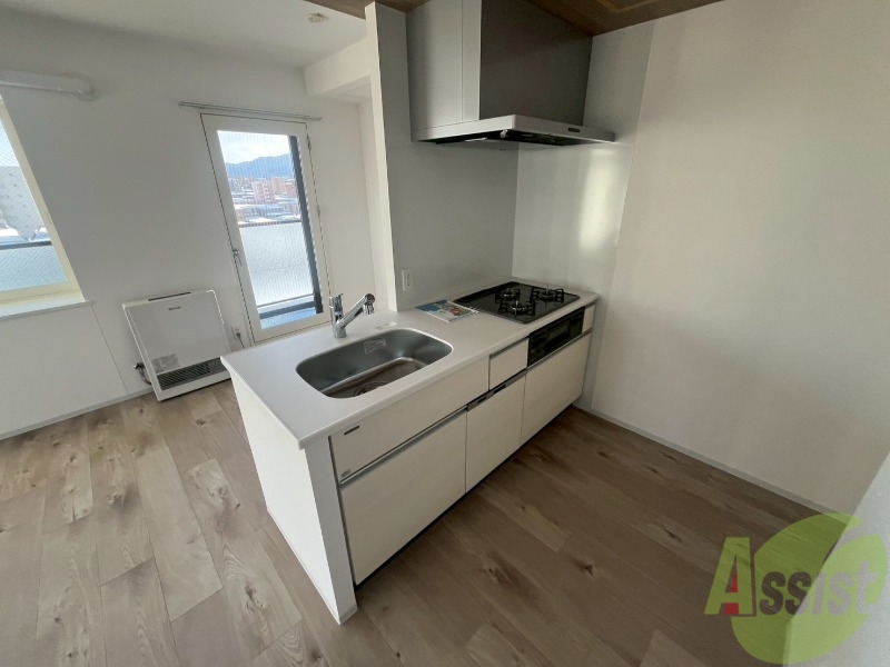 キッチン　対面キッチンになっているので料理しながらＴＶも見れますよ～。