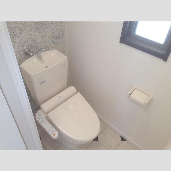 トイレ　窓があるので日中明るいといれです