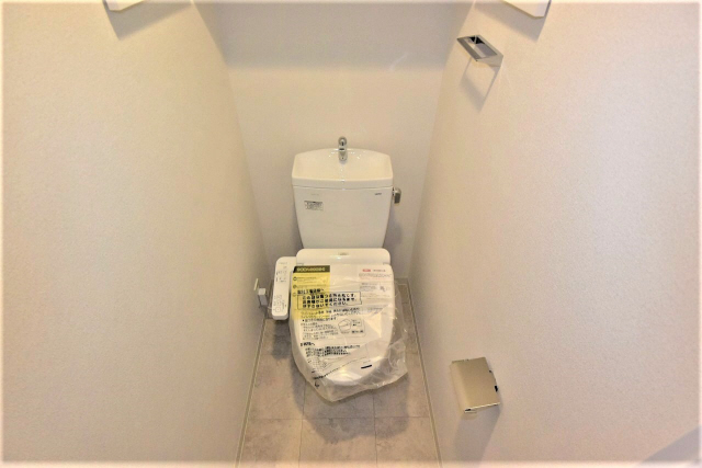 トイレ　落ち着いた色調のトイレです