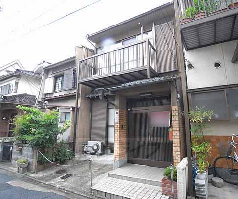 建物外観　玄関前スペースあり。