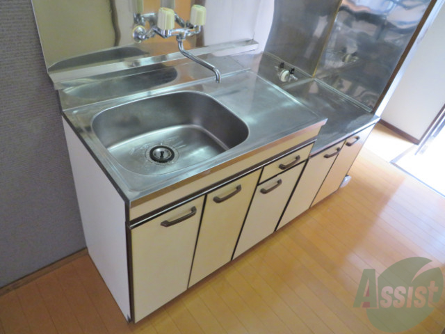 キッチン　一人暮らしには十分な大きさのキッチンですね。