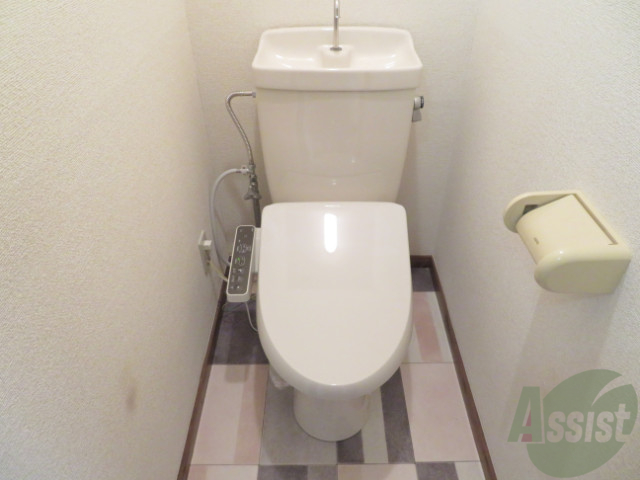 トイレ　温水便座付きお手洗いなのでいつでも快適ですよ。