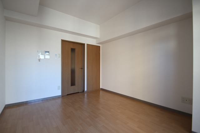 居室・リビング　同物件、別号室のものです。