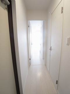 その他　玄関からでもお部屋はこんなに明るいです