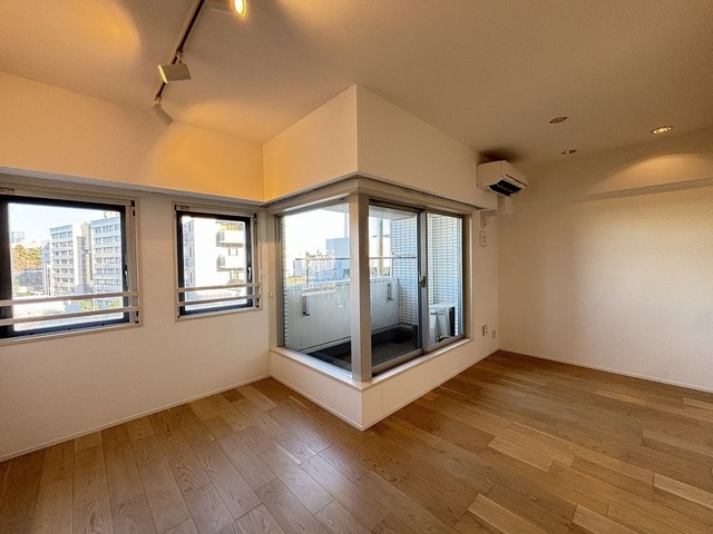 居室・リビング　リビングダイニング約９．６帖※ペンダント照明は残置物です。